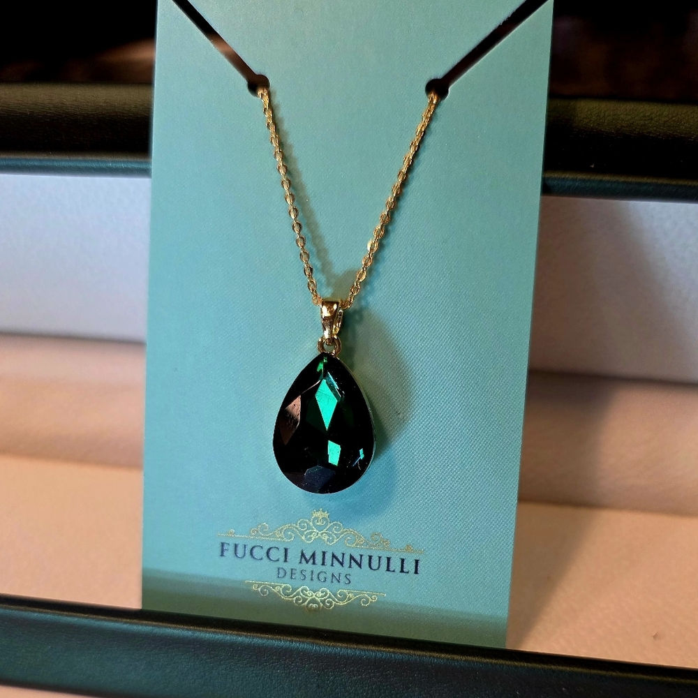 SALE!! Zircon Green Pear Pendant Necklace - Picture 4 of 5